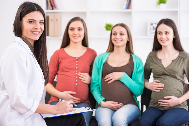 pregnant-women-are-listening-doctor-antenatal-clas